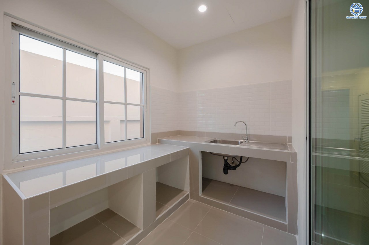 บ้านมือสองตกแต่งใหม่ โครงการ นราวดี  วงแหวน-พระราม5 เนื้อที่กว้าง 58.5 ตร.ว. พื้นที่ใช้สอย 157.3 ตร.ม. ฟังก์ชัน 4  ห้องนอน (ห้องนอนชั้นล่าง 1 ห้อง) 4 ห้องน้ำ 2 ที่จอดรถ บนทำเลติดถนนนครอินทร์ เดินทางง่าย เชื่อมต่อถนนกาญจนาภิเษก, ถนนนครอินทร์, ถนนราชพฤกษ์, ถนนพระราม5 ใกล้จุดขึ้นทางด่วน "ศรีรัช"